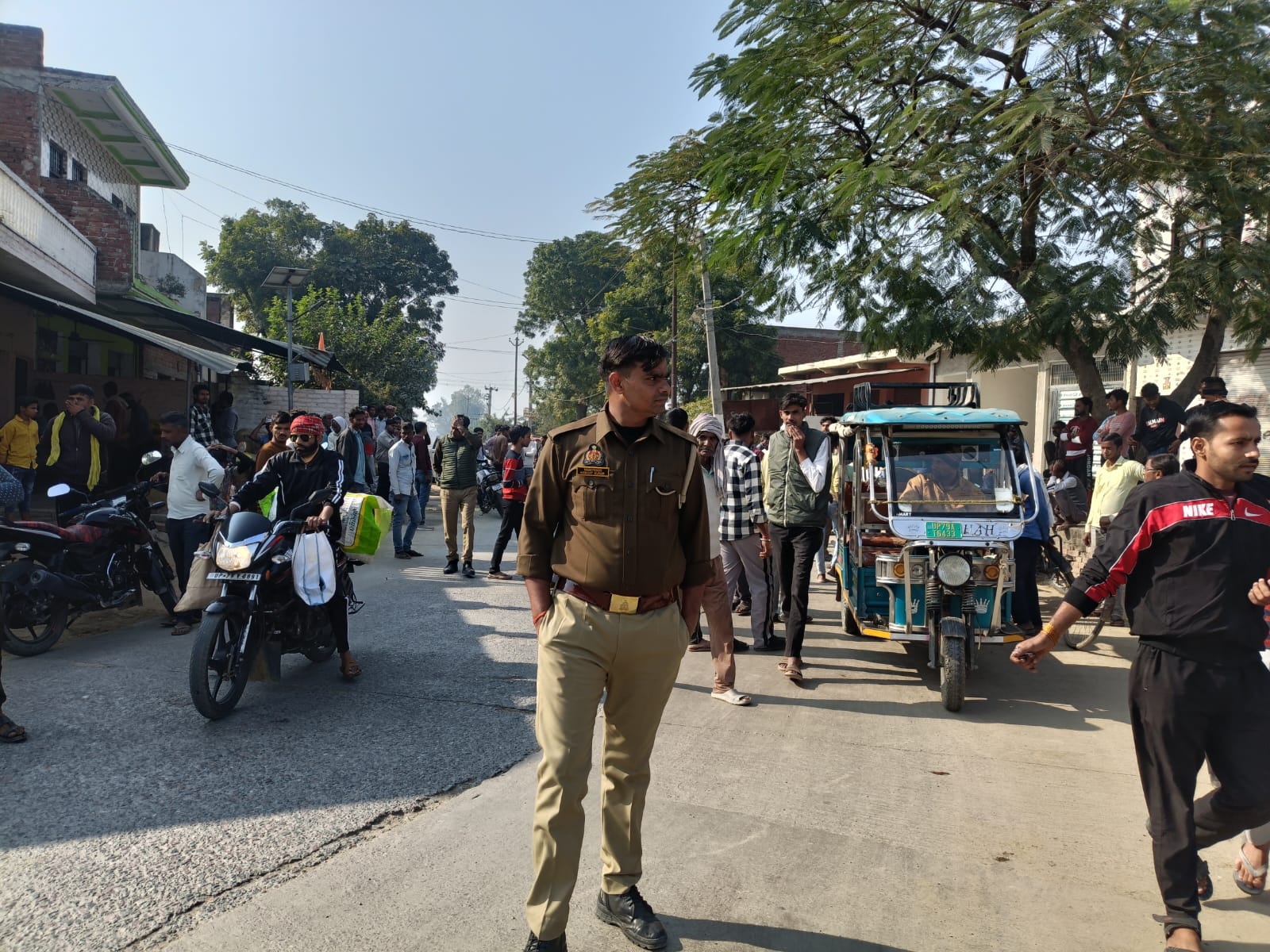 फोटो - गांव में पुलिस बल तैनात