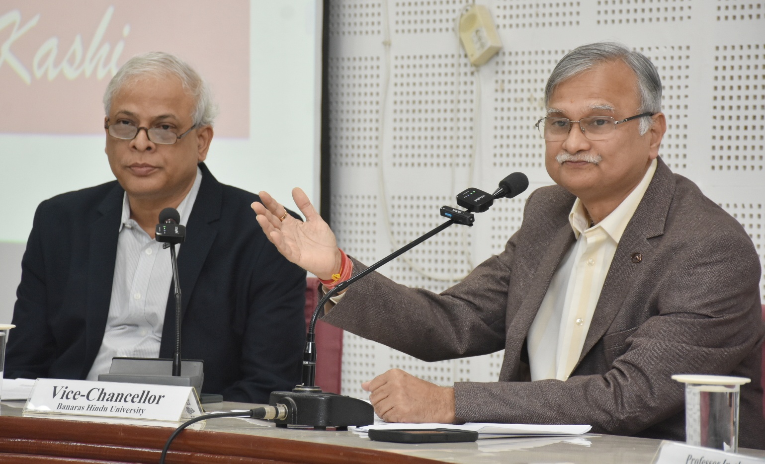 प्रेस वार्ता में कुलपति और आईआईटी बीएचयू के निदेशक