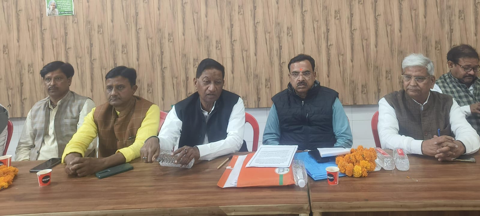 बैठक के दौरान क्षेत्रीय अध्यक्ष प्रकाश पाल व अन्य का छायाचित्र