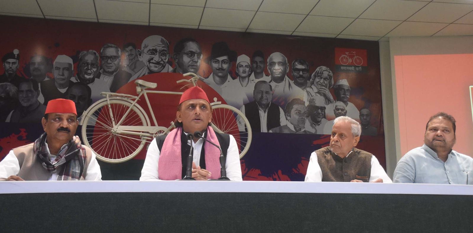 सपा अध्यक्ष अखिलेश यादव पत्रकारों से बात करते हुए।