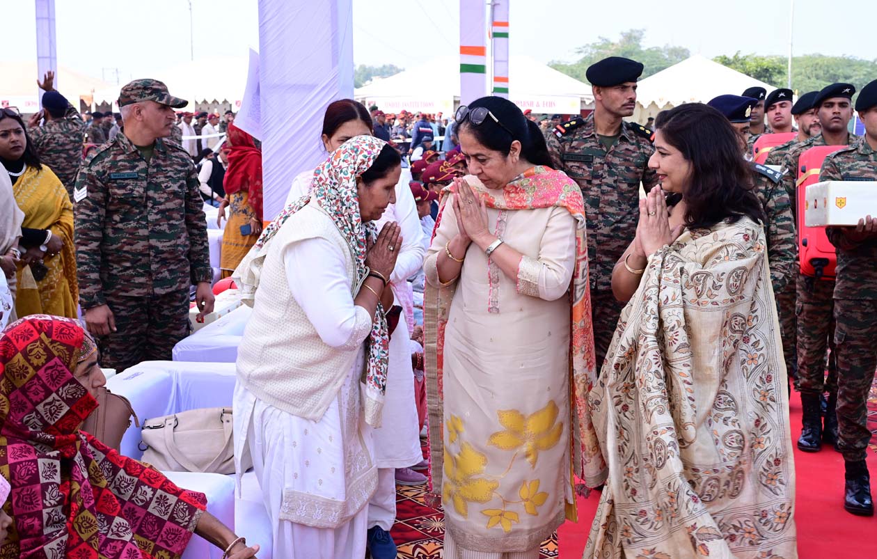 पूर्व सैनिकों के परिजनों से मिलते सैन्य अधिकारियों के परिजन।