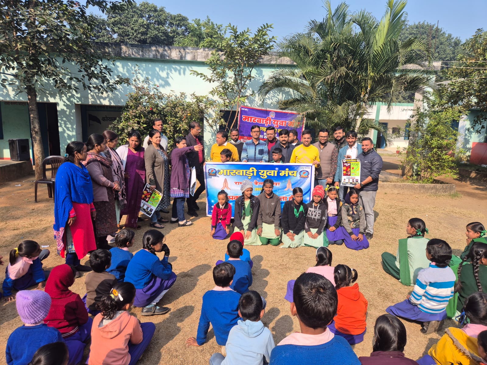 जागरूकता अभियान में शामिल लोग