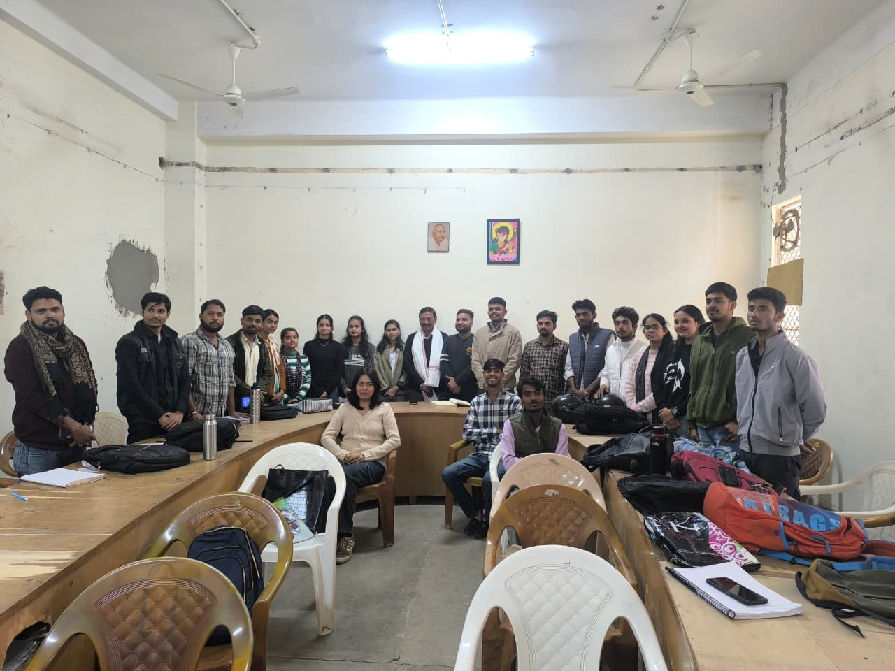 विश्वविद्यालय में साप्ताहिक संवाद: “जो हार गया, वह पत्रकार नहीं” – रत्नाकर सिंह*