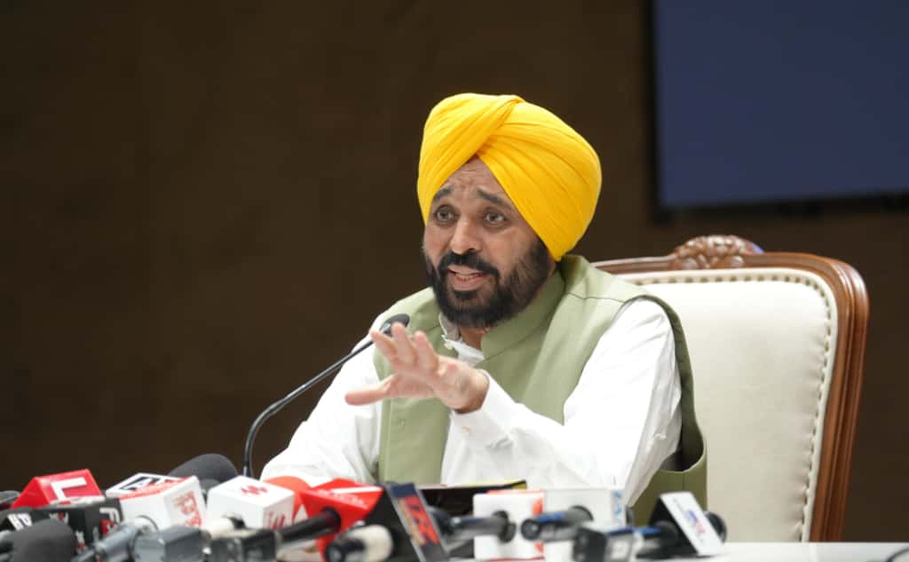 पंजाब के मुख्यमंत्री भगवंत मान पत्रकाराें से बातचीत करते हुए