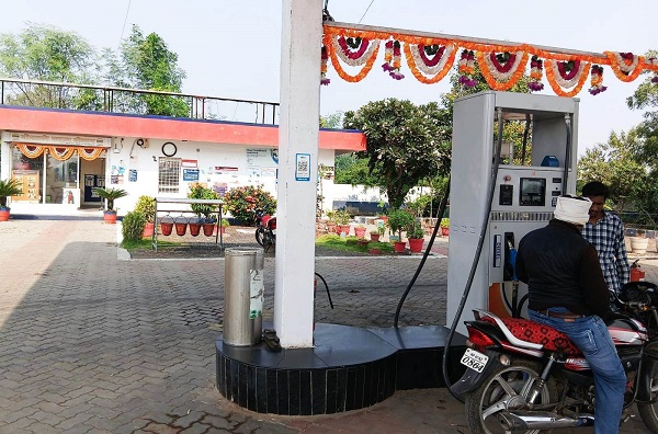 पेट्रोल भरवाते वक्त मोबाइल से बातें करते हैं वाहन सवार