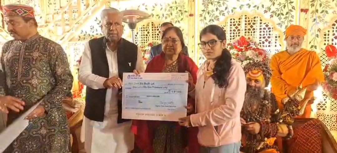 कन्याओं को चेक प्रदान करती बेबी रानी मौर्य