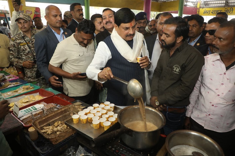 मुख्‍यमंत्री डॉ यादव ने उज्जैन में बस स्टैंड पर चाय की दुकान पर चाय बनाई