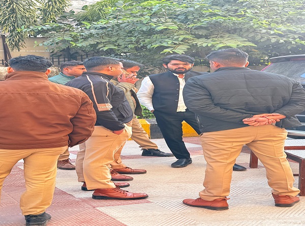 घर के आंगन में पुलिस ​घेरे में खड़े अमरेंद्र