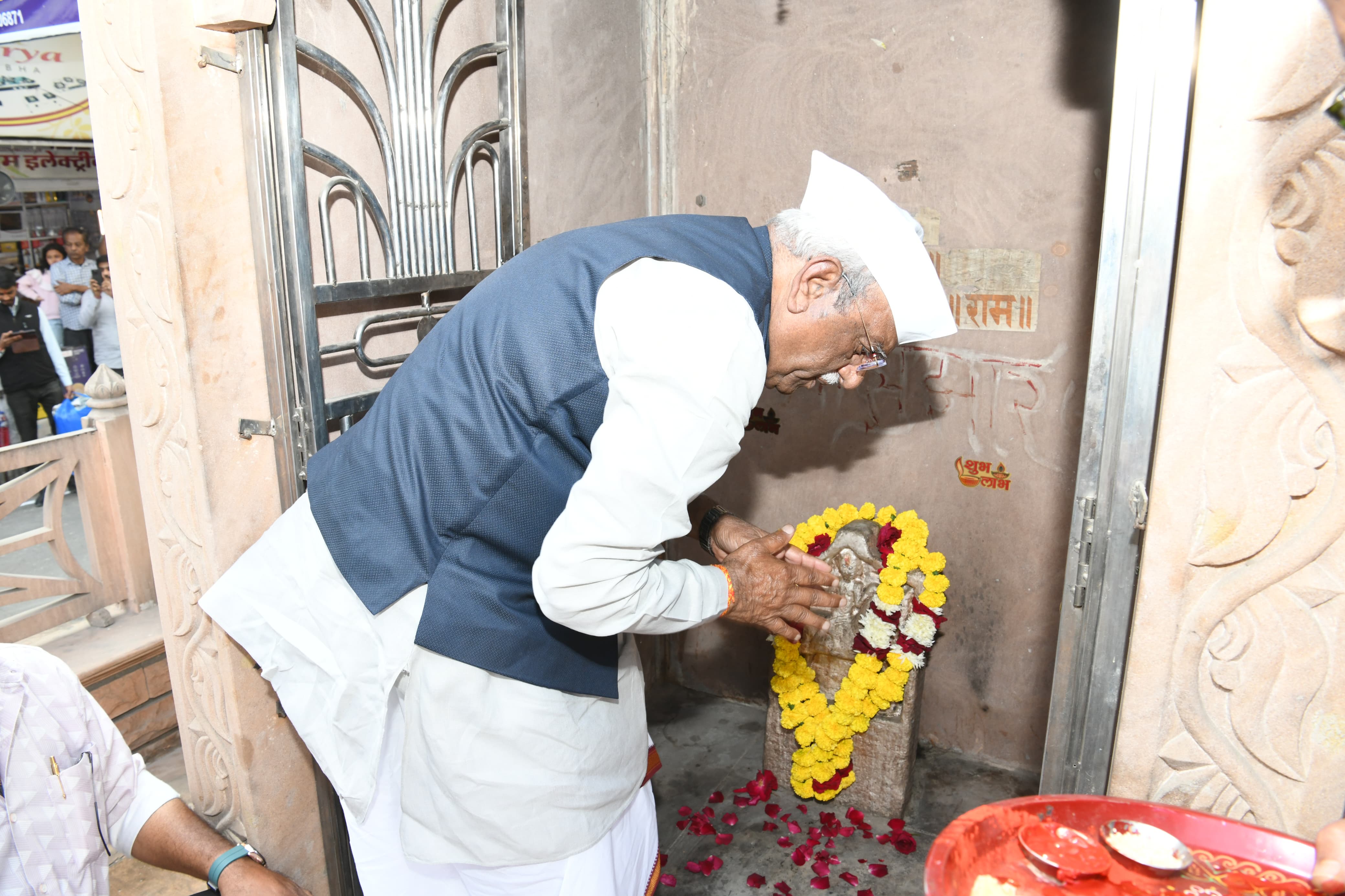 राज्यपाल ने पाली में धौला चौतरा पर बने शहीद स्मारक पर पुष्पाजंलि अर्पित की राज्यपाल ने पाली में धौला चौतरा पर बने शहीद स्मारक पर पुष्पाजंलि अर्पित की