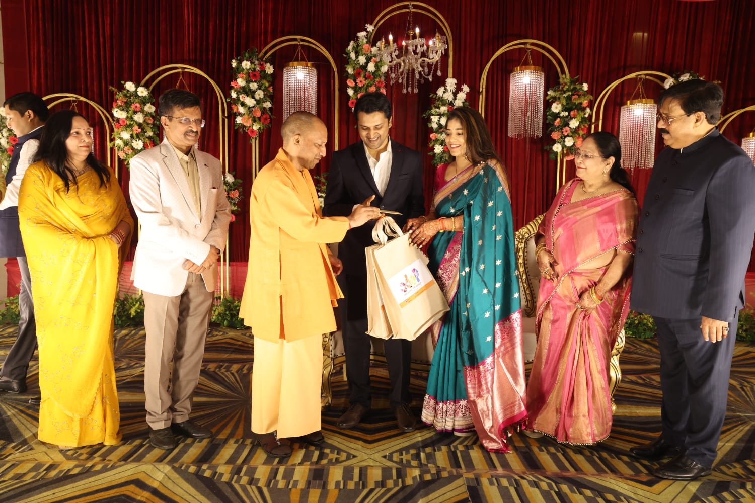 महापौर के पुत्र के वैवाहिक कार्यक्रम में पहुंचे सीएम योगी, वर-वधु को दिया आशीर्वाद*