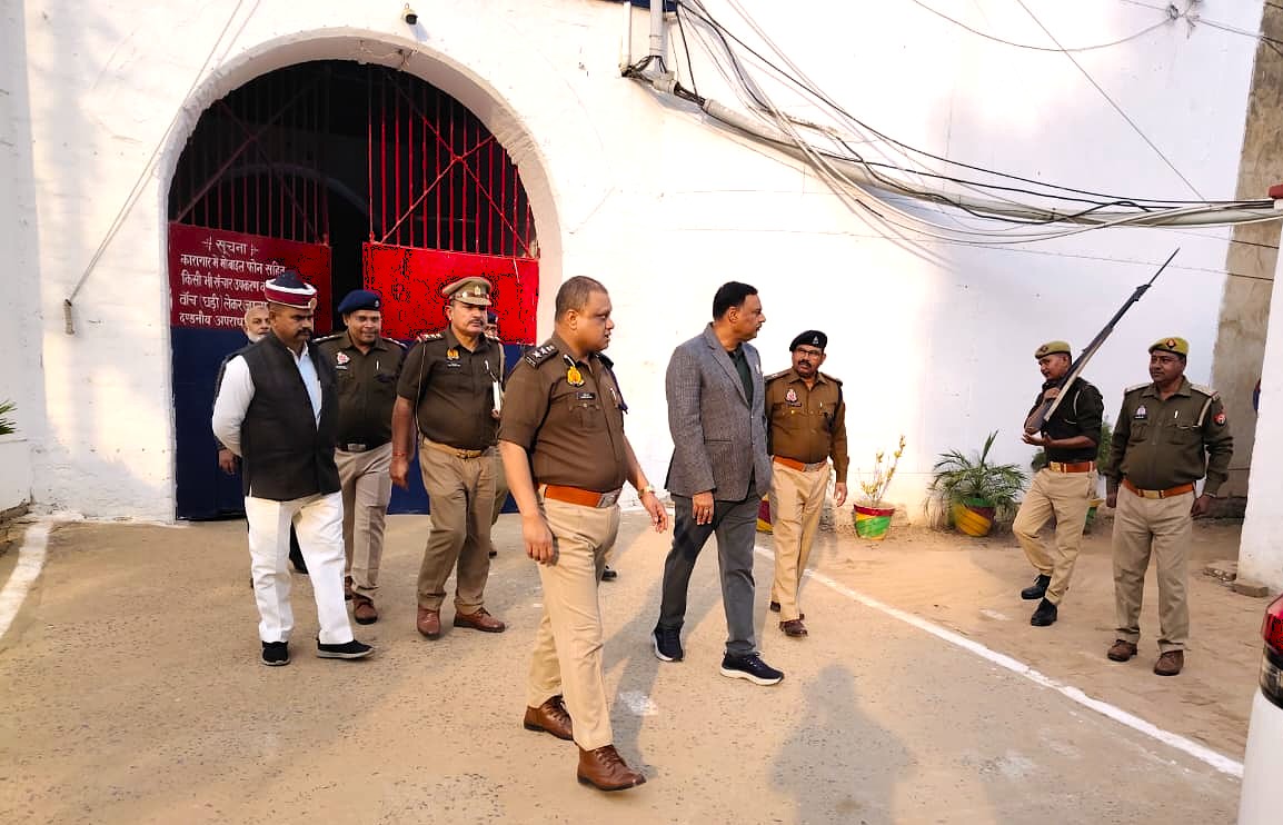 जिला कारागार का निरीक्षण करते डीएम-एसएसपी