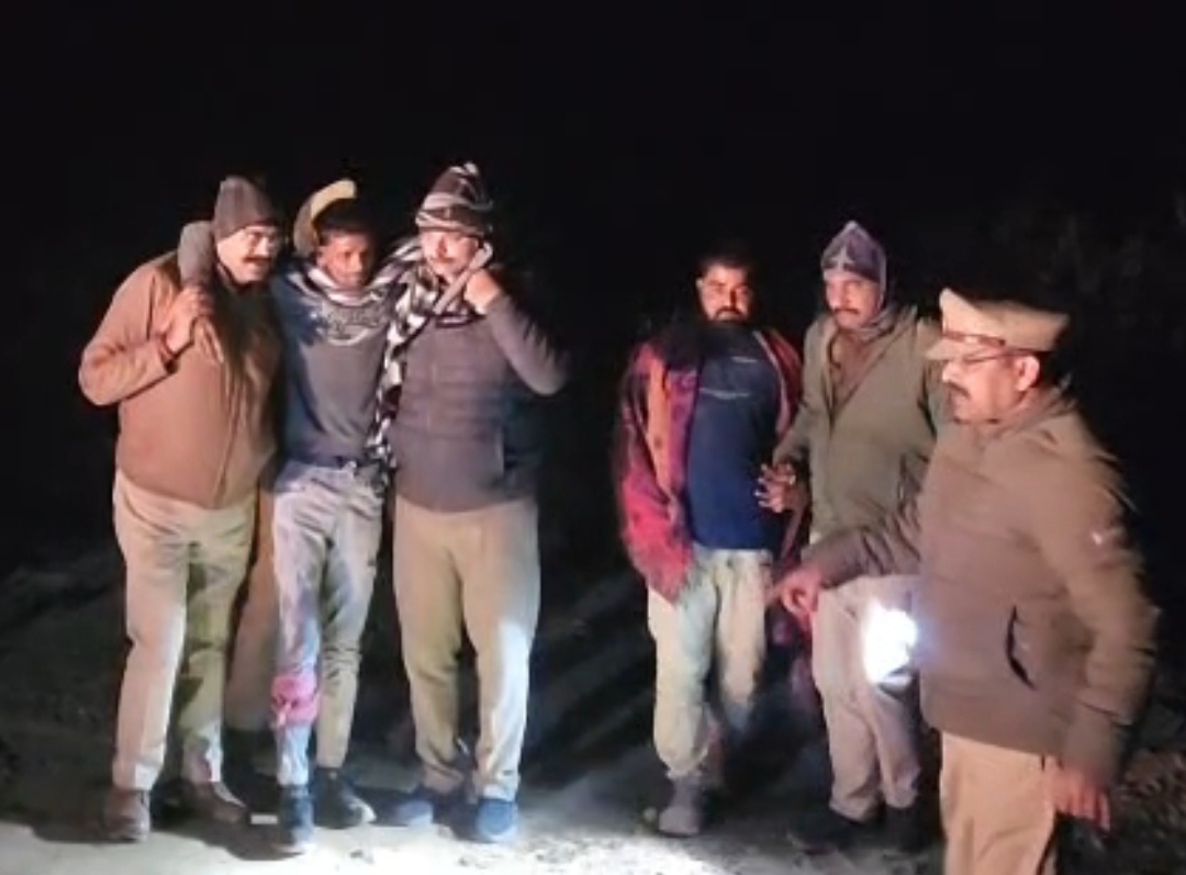 पुलिस मुठभेड़ में घायल बदमाश के साथ पुलिस अधिकारी