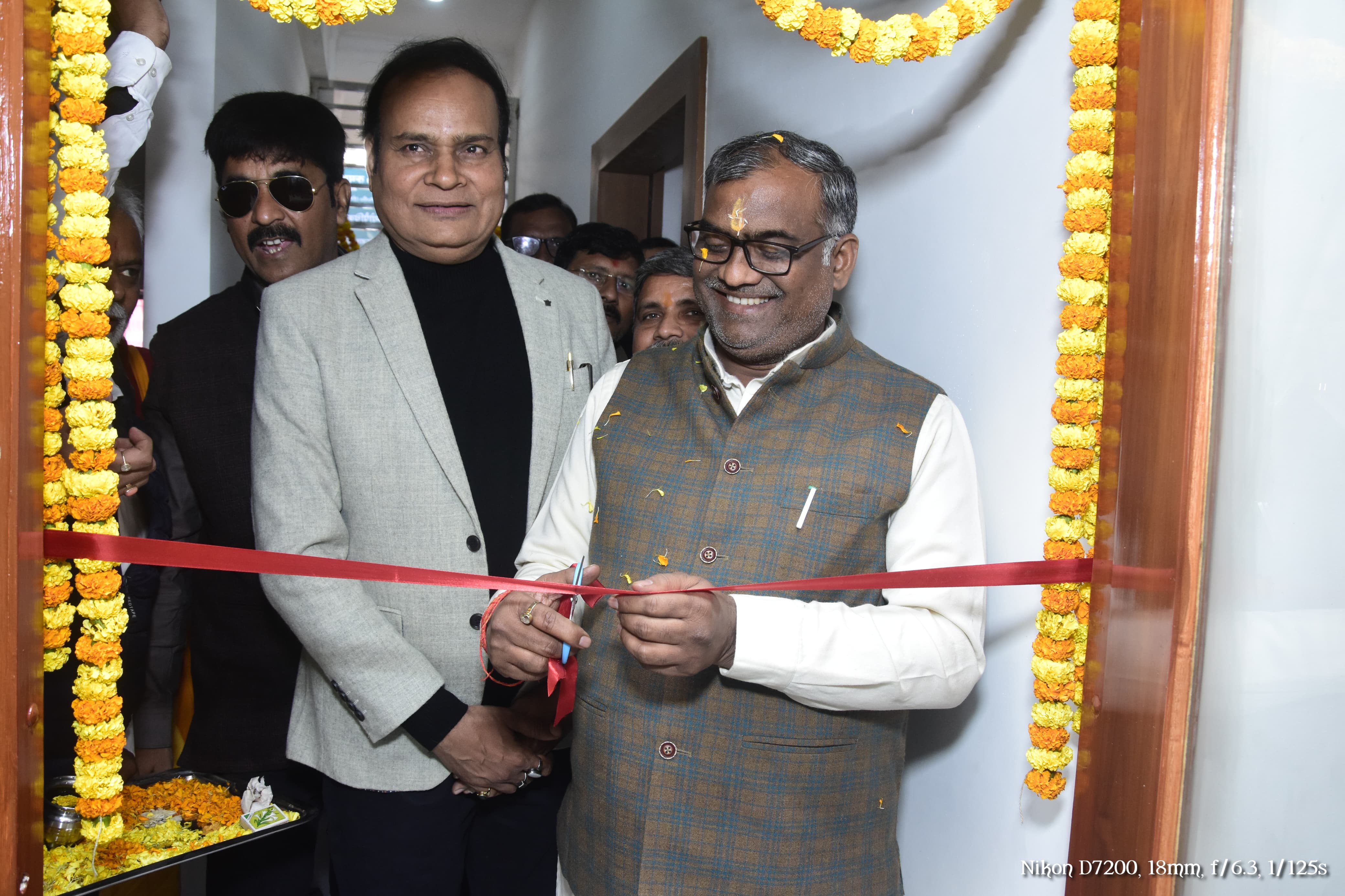 राज्य मंत्री गिरीश चंद्र यादव फीता काट कर उद्घाटन करते हुए