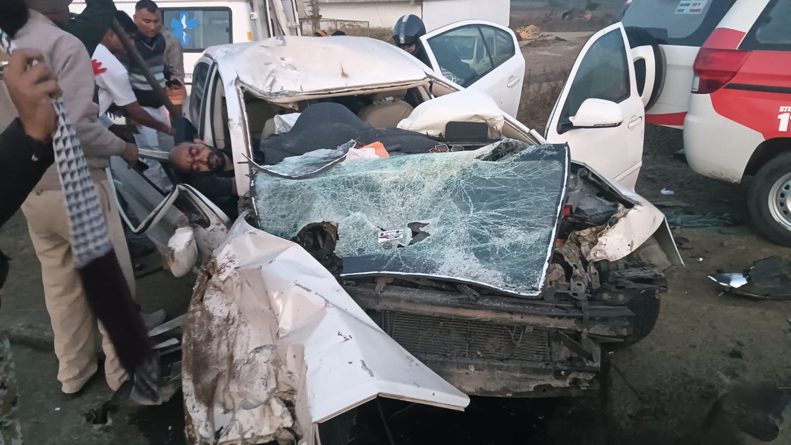 कार चालक की मौत,दो युवक घायल