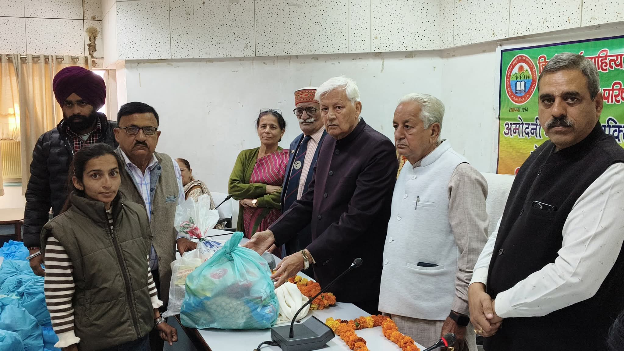 सहायता करते हुए.