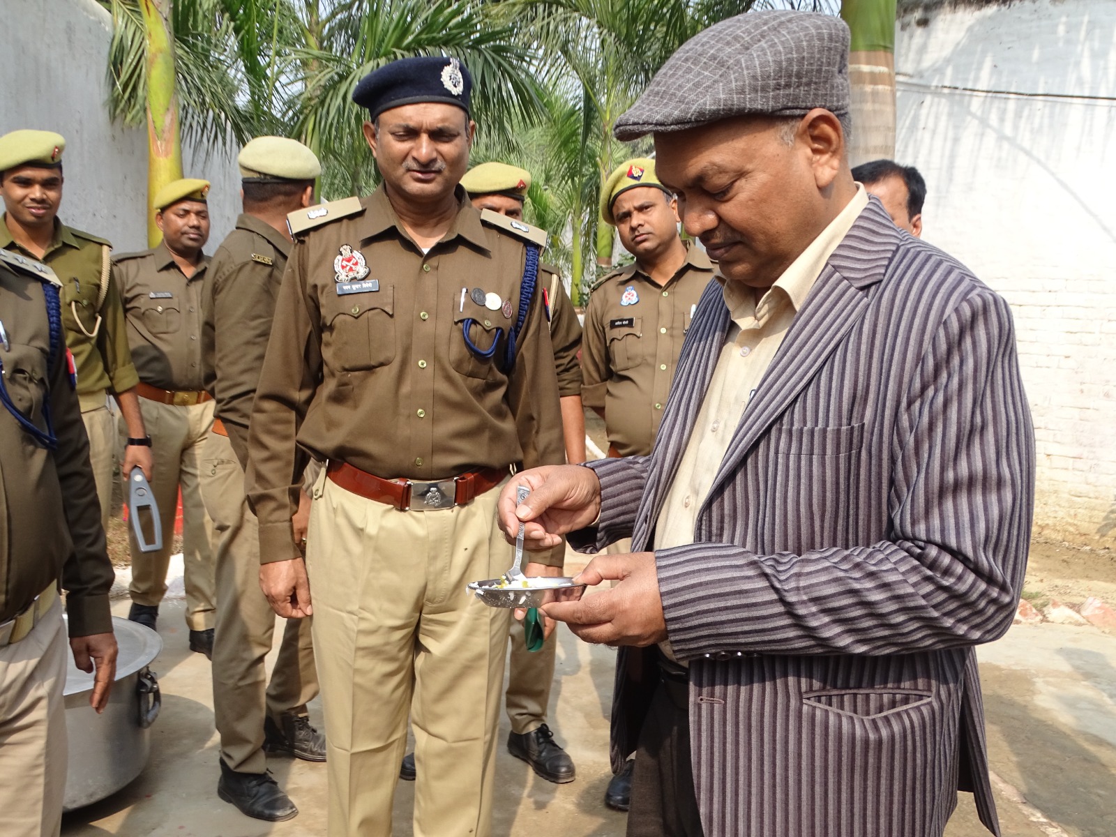 उप महानिरीक्षक  कारागार प्रशासन एवं सुधार सेवाएं  जिला कारागार का खाना चेक करते हुए