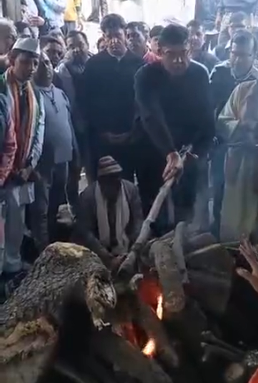 श्रीप्रकाश को मुखाग्नि देते उनके बेटे सिद्धार्थ व गौरव