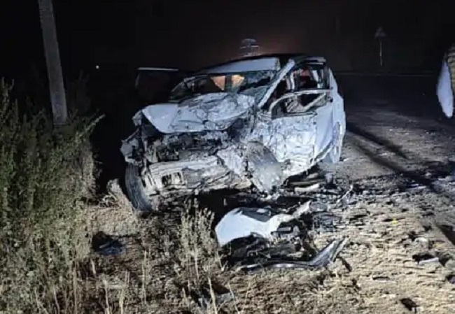 हादसे के बाद घटनास्थल पर क्षतिग्रस्त कार