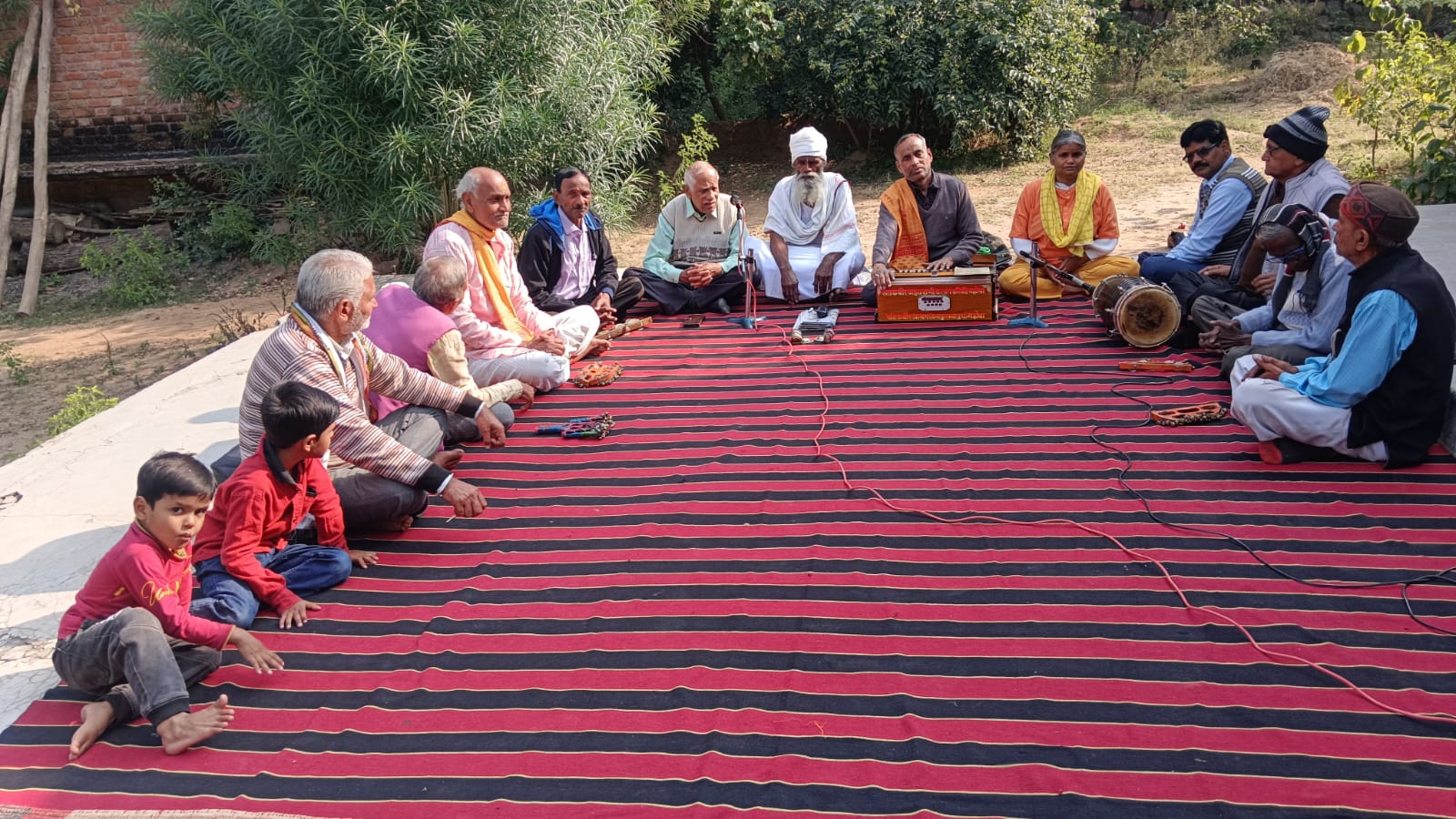 कबीर आश्रम में सत्संग में शामिल बुद्धिजीवी कबीर आश्रम में सत्संग में शामिल बुद्धिजीवी