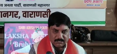 पत्रकारों से वार्ता करते प्रदीप