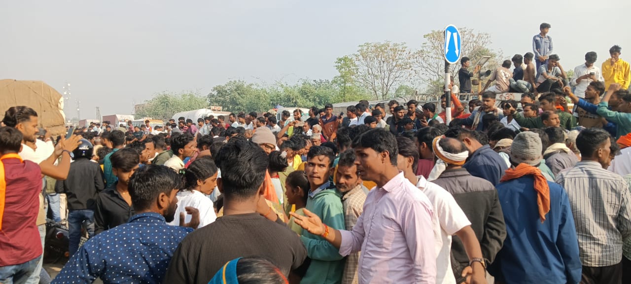 घटना के बाद जमा लोगो की भीड़