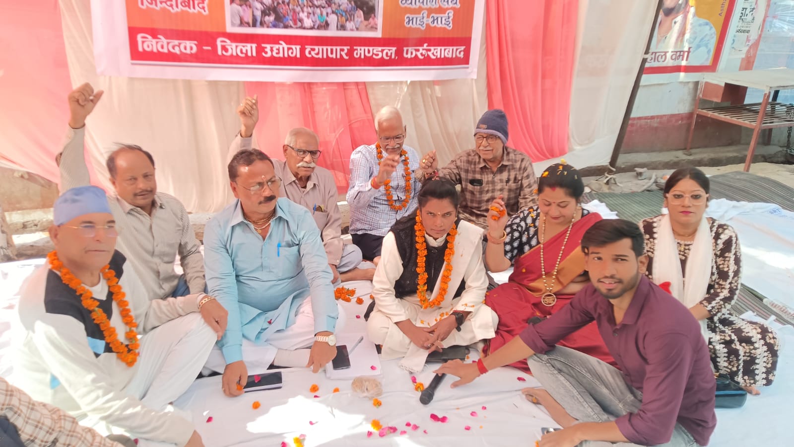 फर्रुखाबाद । धरना देते व्यापारी