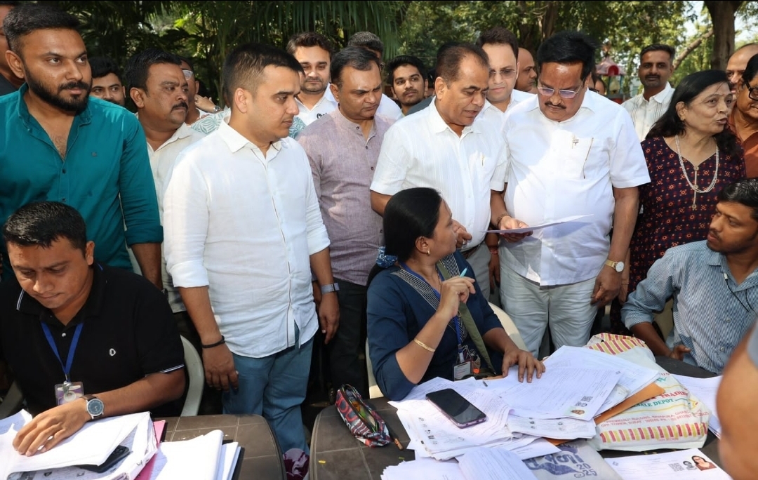 नवसारी लोकसभा में मतदान सुधार कार्यक्रम (SIR) में भाग देते हुए केंद्रीय मंत्री सी आर पाटिल