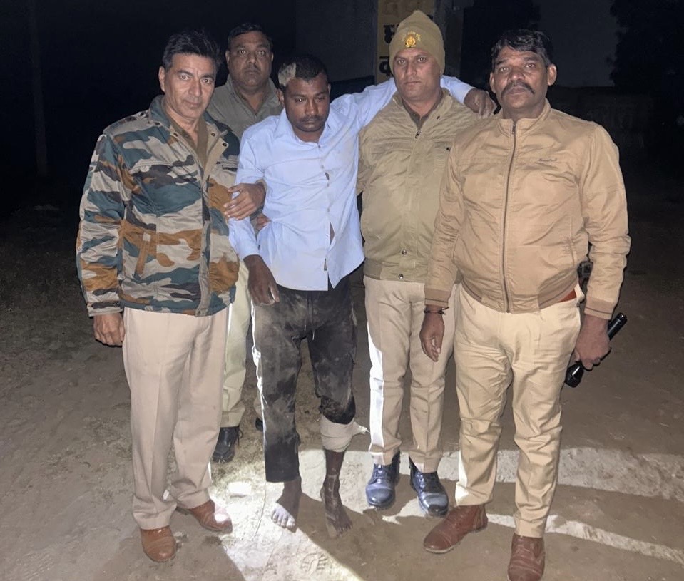 मुठभेड़ में घायल वांछित गौकशी आरोपी मेहरबान उर्फ लुक्का को हिरासत में ले जाती आंवला पुलिस टीम.