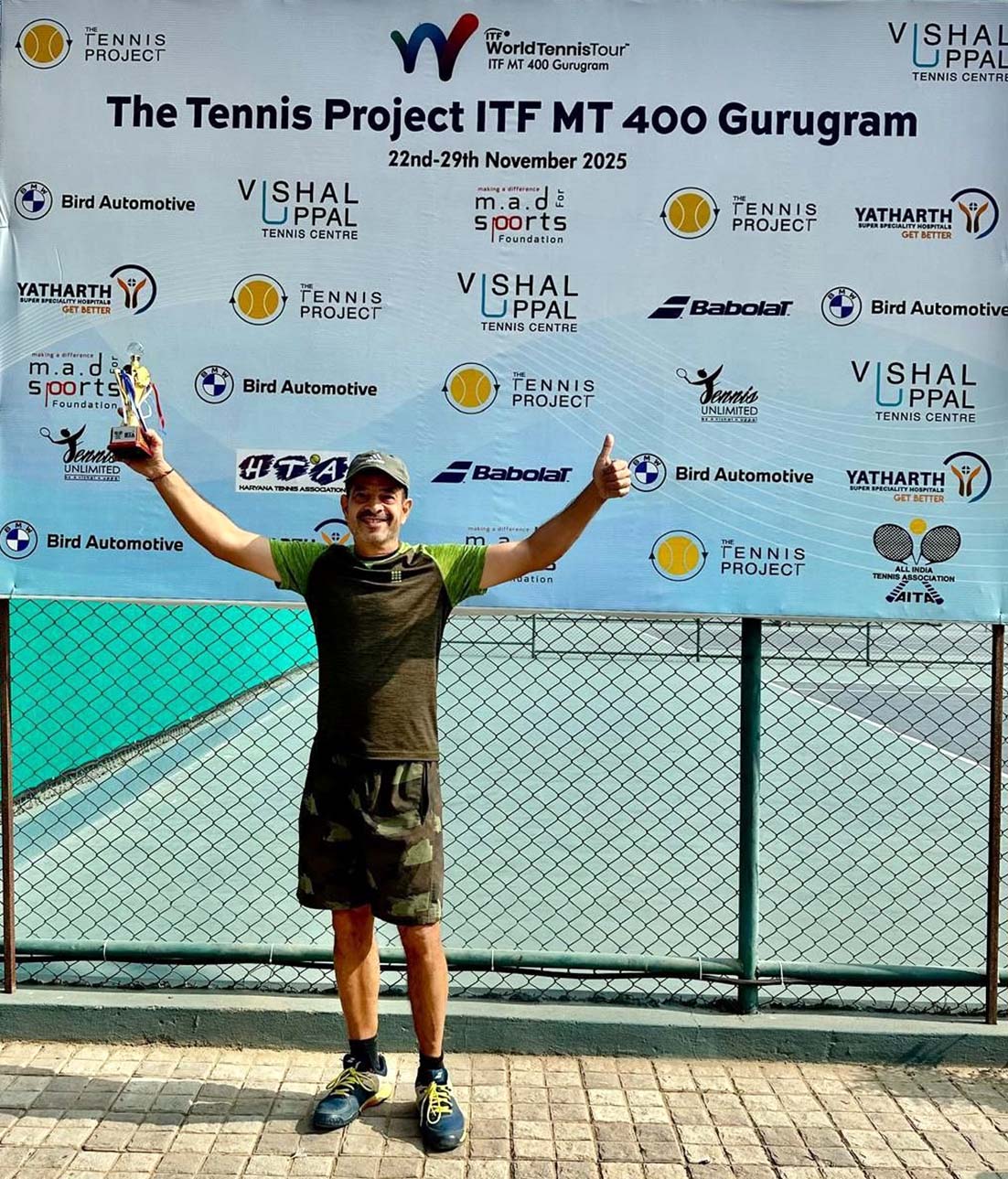 सीनियर टेनिस प्लेयर योगेश कोहली ट्रॉफी के साथ विजयी मुद्रा में.