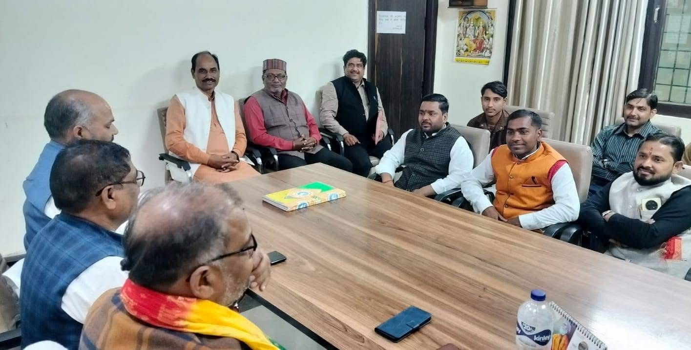 फर्रुखाबाद में कार्यकर्ताओं को चुनाव जीतने के गुर सिखाते कानपुर बुन्देलखण्ड क्षेत्र के  महामंत्री एवं अन्य।