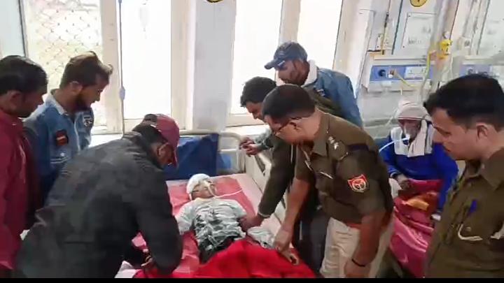 मुरादाबाद में हुए भीषण सड़क हादसे में घायल जिला अस्पताल में भर्ती बच्चे से जानकारी लेते एसपी सिटी।