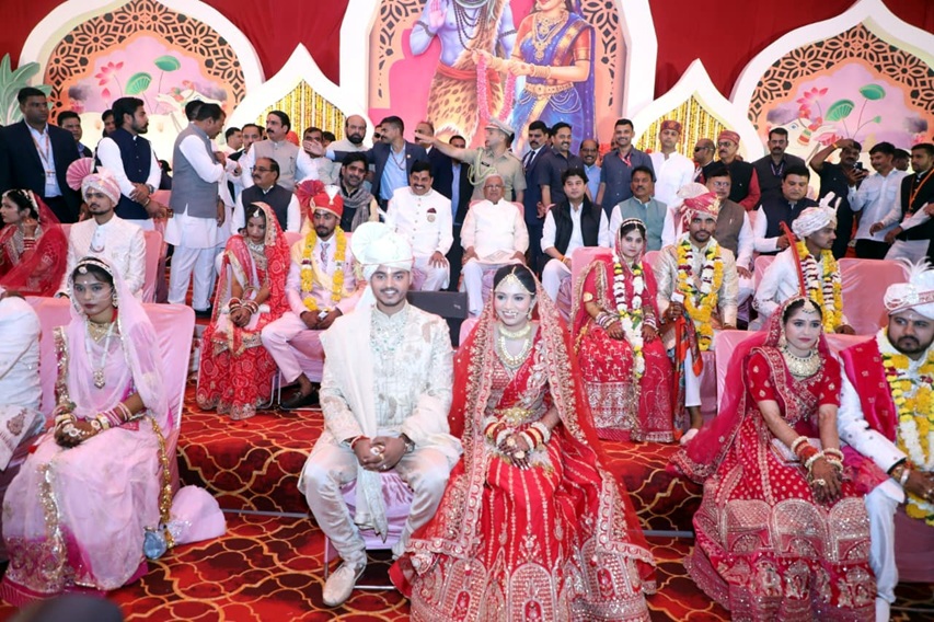 मुख्यमंत्री डॉ. मोहन यादव के पुत्र डॉ. अभिमन्यु और डॉ. इशिता सामूहिक विवाह सम्मेलन में परिणय सूत्र में बंधे