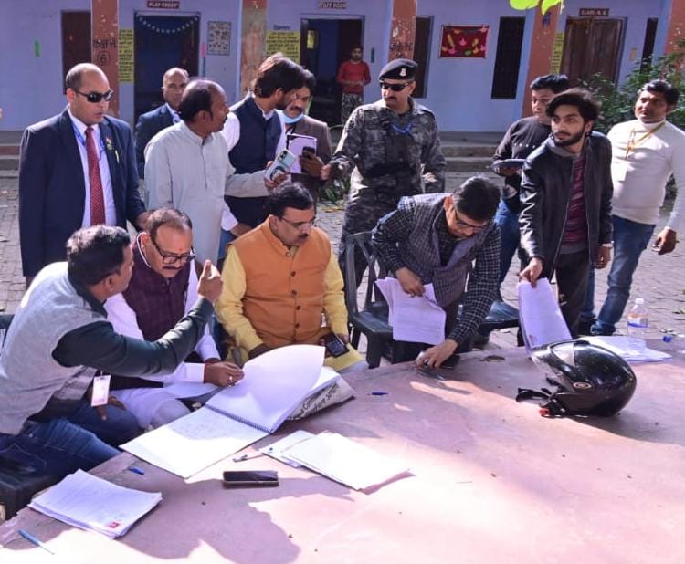 निरीक्षण करते डॉ बृजेश पाठक व अन्य का छायाचित्र