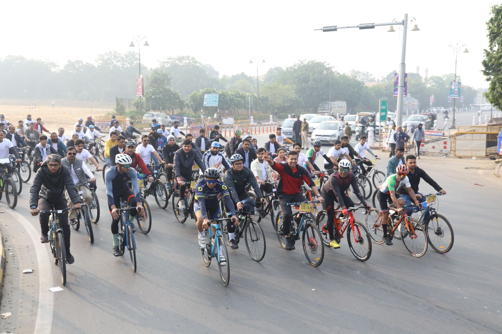 साइकिल चला कर दिया खेल मंत्री ने फिटनेस का मंत्र साइकिल चला कर दिया खेल मंत्री ने फिटनेस का मंत्र