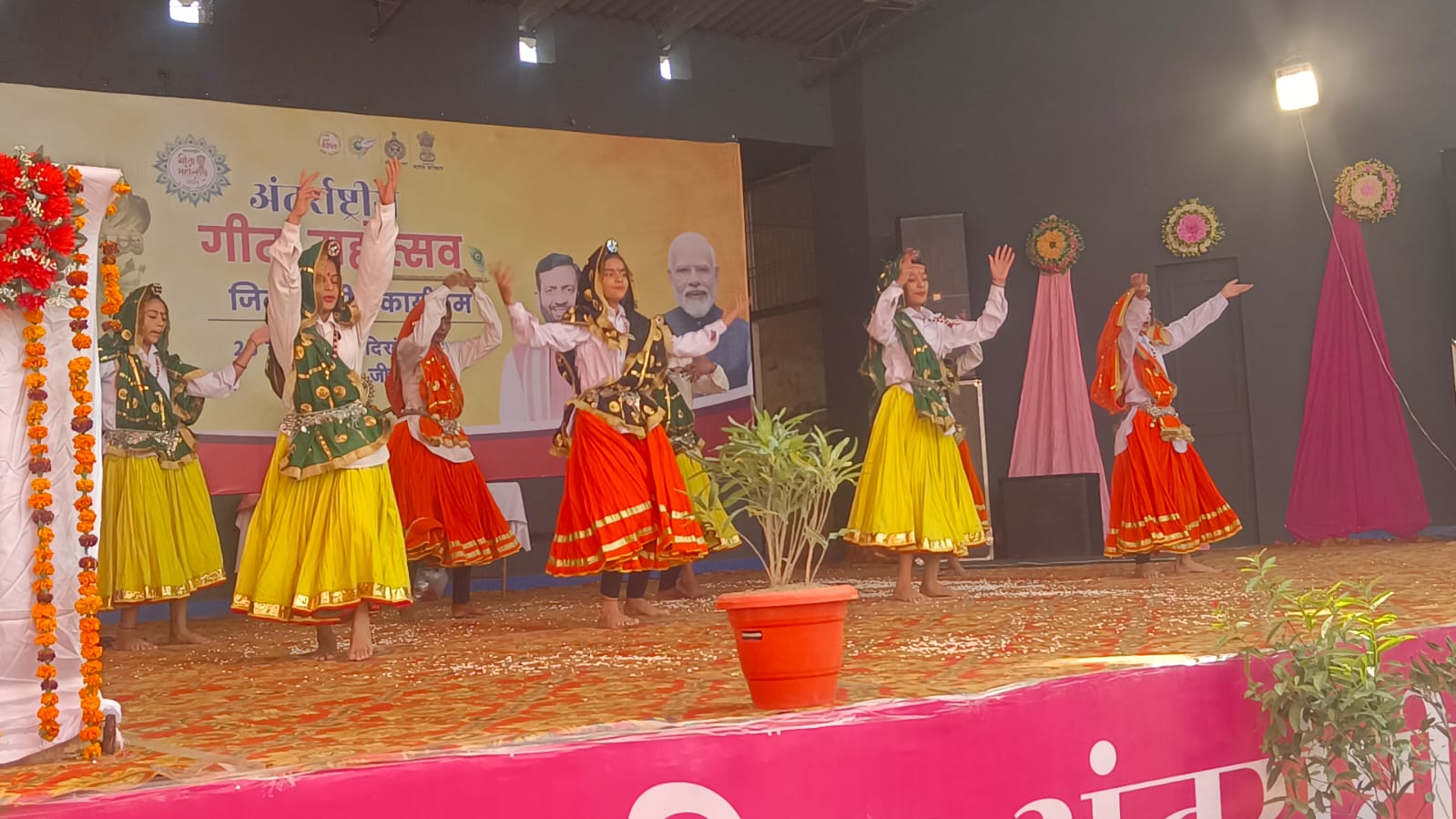 गीता जयंती महोत्सव में सांस्कृतिक कार्यक्रमों की प्रस्तुति देते हुए छात्राएं. गीता जयंती महोत्सव में सांस्कृतिक कार्यक्रमों की प्रस्तुति देते हुए छात्राएं.