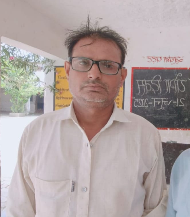 सहायक अध्यापक बीएलओ सर्वेश सिंह का फाइल फोटो।
