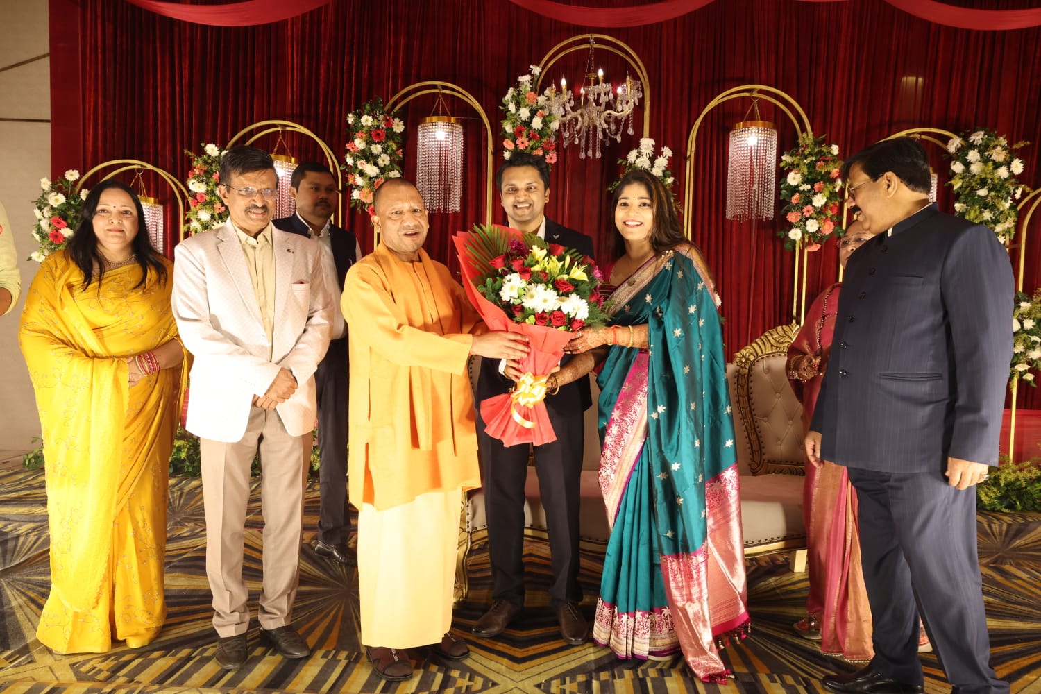 महापौर के पुत्र के वैवाहिक कार्यक्रम में पहुंचे सीएम योगी, वर-वधु को दिया आशीर्वाद*