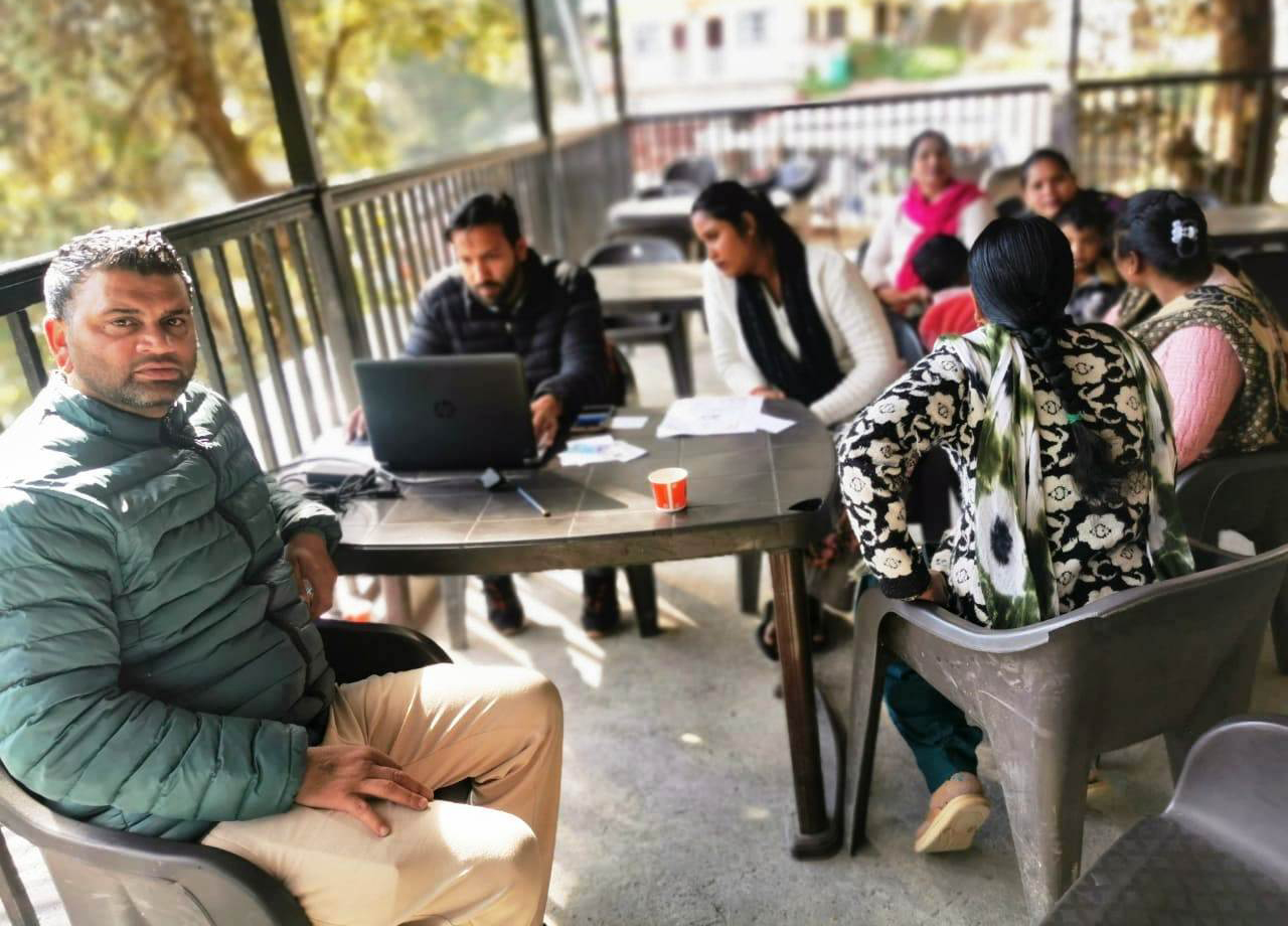 अयारपाटा वार्ड में आयोजित शिविर में प्रमाण पत्र बनाते लोग.