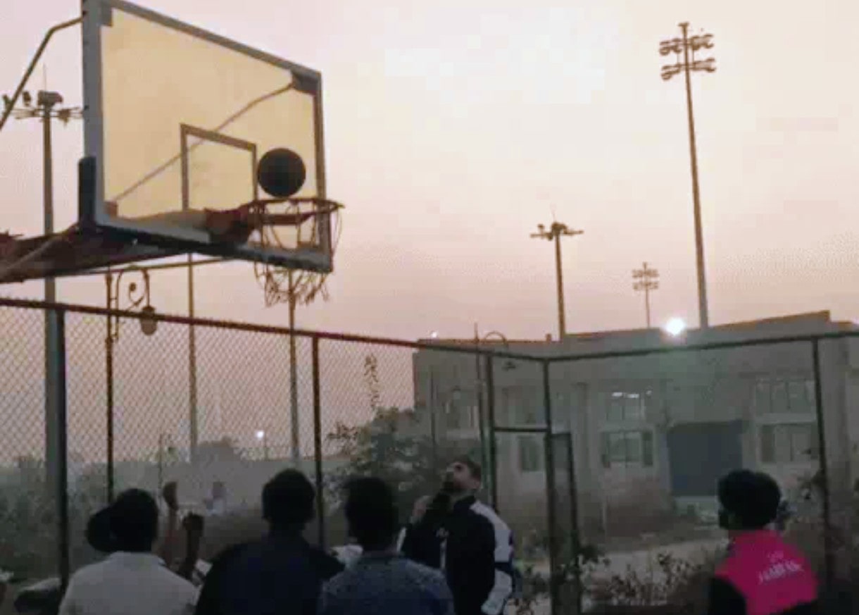 शिवाजी स्टेडियम खिलाड़ी बास्केट बॉल का अभ्यास करते हुए.