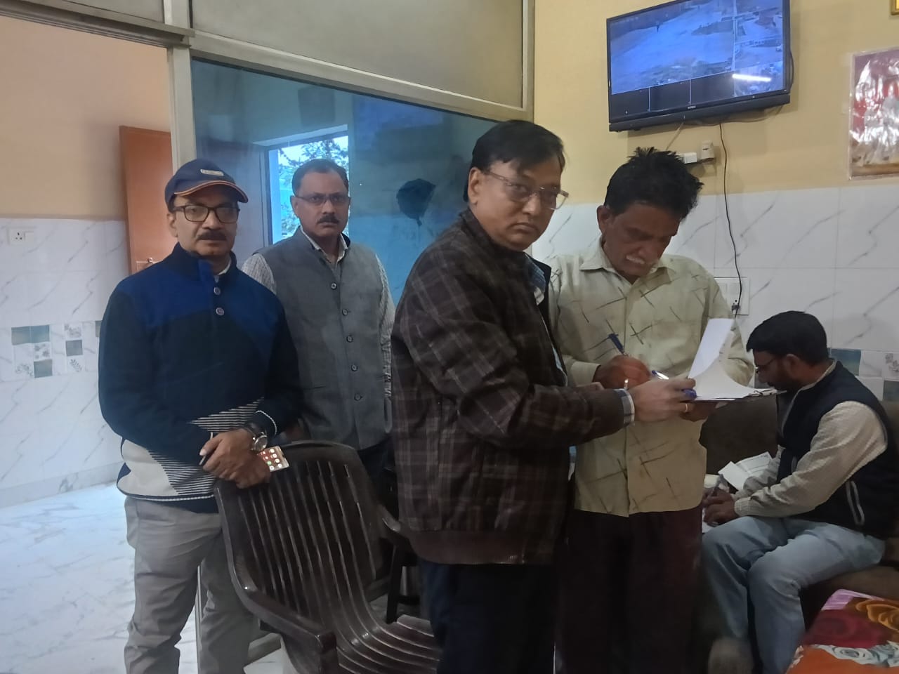 छापेमार कार्यवाही करती टीम