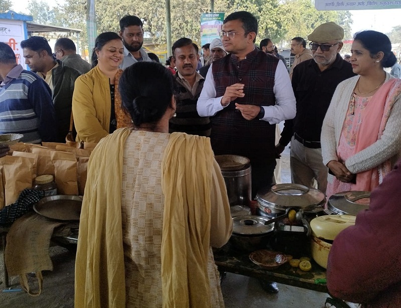 जैविक हाट में लोगों ने दिखाई रुचि