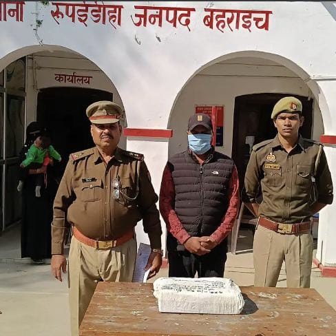 गिरफ्तार आरोपी साथ पुलिस टीम