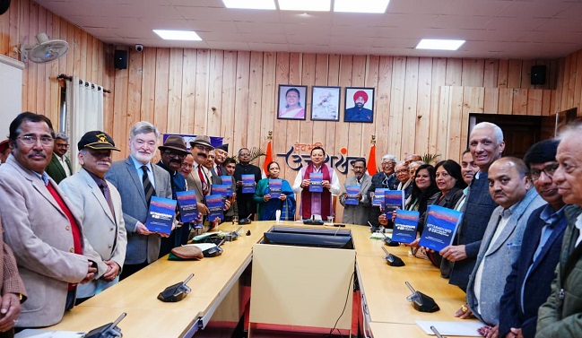 Chief Minister  पुष्कर सिंह धामी sunday  को Chief Minister  आवास में “उत्तराखण्ड @25ः लुकिंग बैक-लुकिंग फॉरवर्ड” पुस्तक का विमोचन करते.