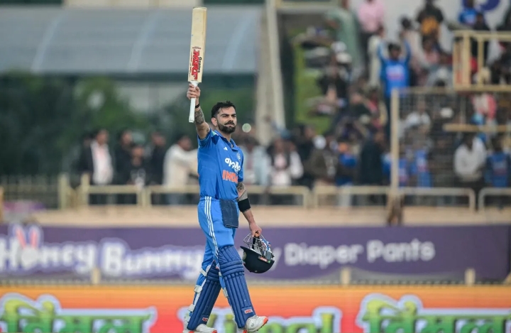 शतक पूरा करने के बाद जश्न मनाते विराट कोहली शतक पूरा करने के बाद जश्न मनाते विराट कोहली