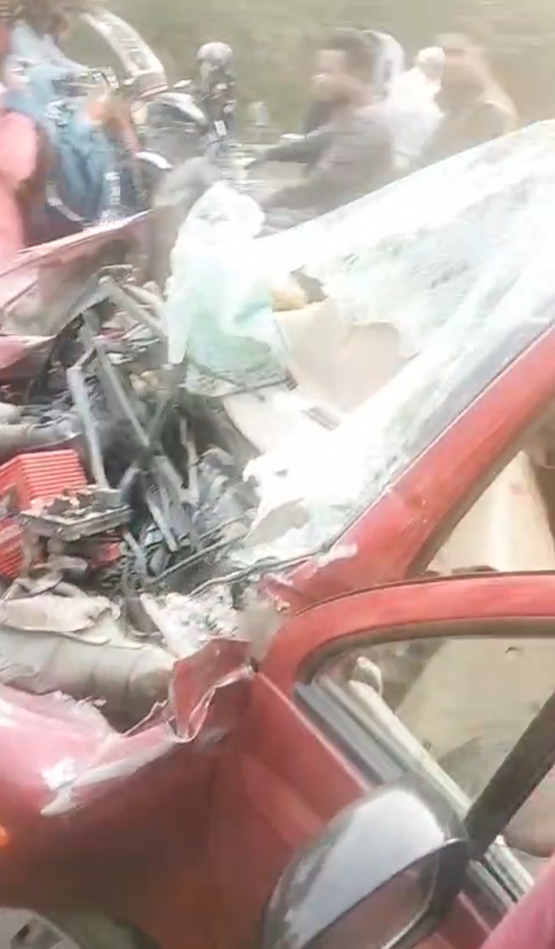 दुर्घटना ग्रस्त कार