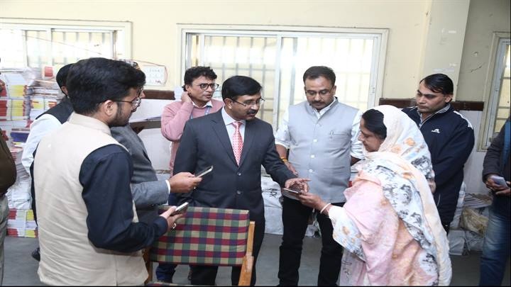 मतदान केंद्र का किया निरीक्षण