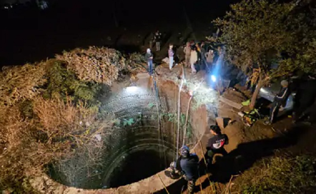 एसडीआरएफ की टीम रेसक्यू में जुटी