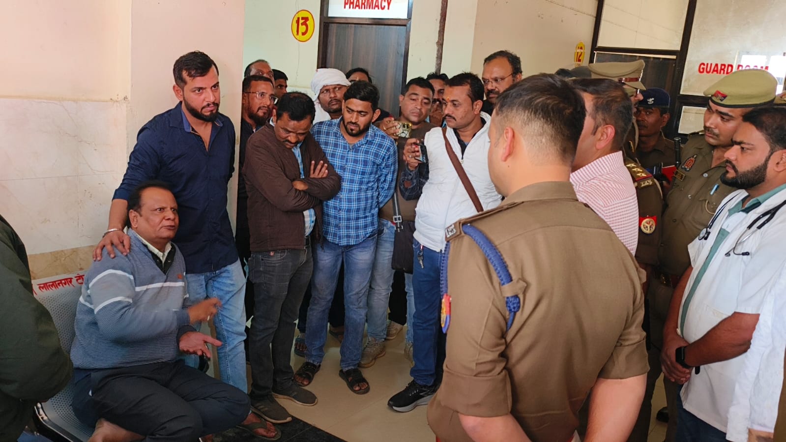 हादसे की जानकारी लेते डीएम -एसपी