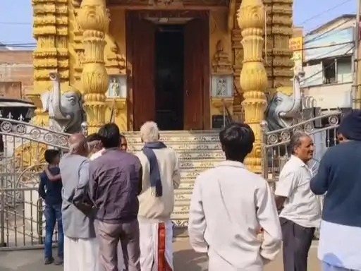 बिजुरी के चौराहे पर स्थित हनुमान मंदिर