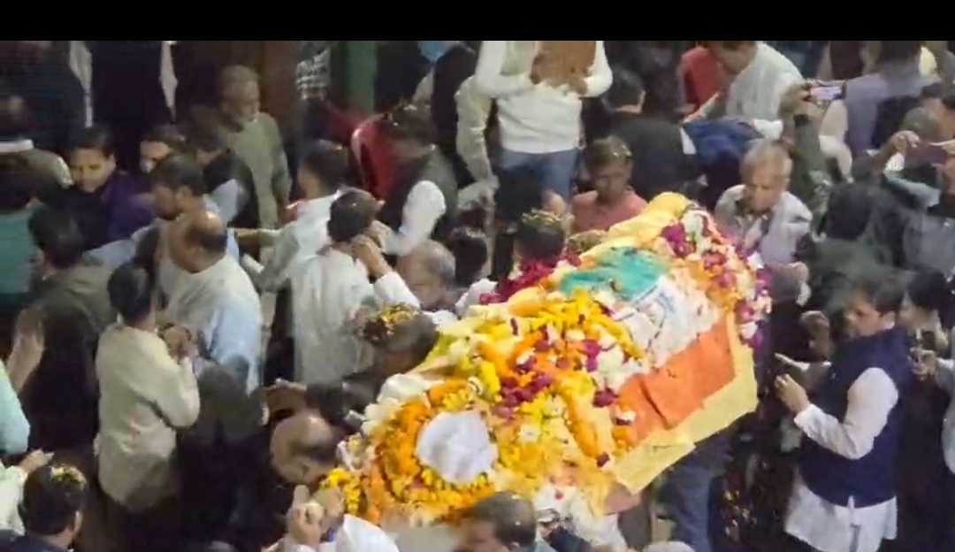 शव यात्रा मेस्टन रोड स्थित कांग्रेस मुख्यालय पहुंची